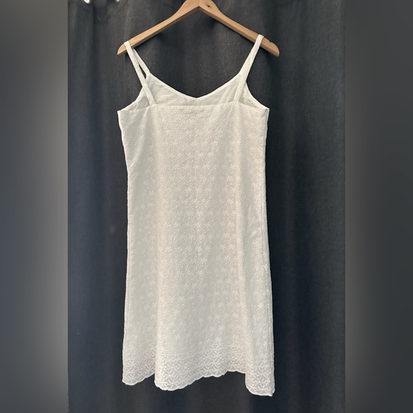 Banana Republic Textured, patterned White Shift with med. Strap Dress. Size 16 - Picture 2 of 10